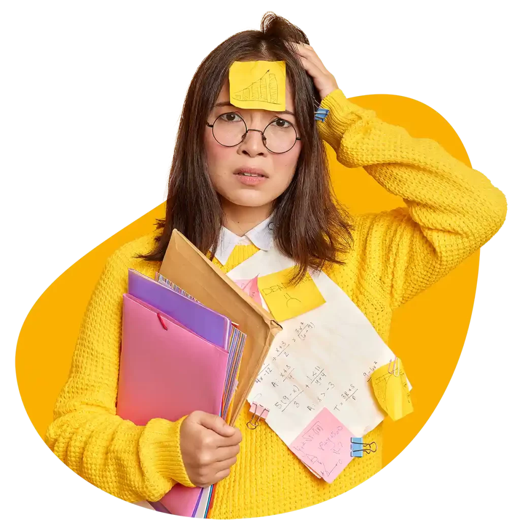Estudiante estresada con gafas y ropa amarilla, sosteniendo carpetas y llena de notas adhesivas